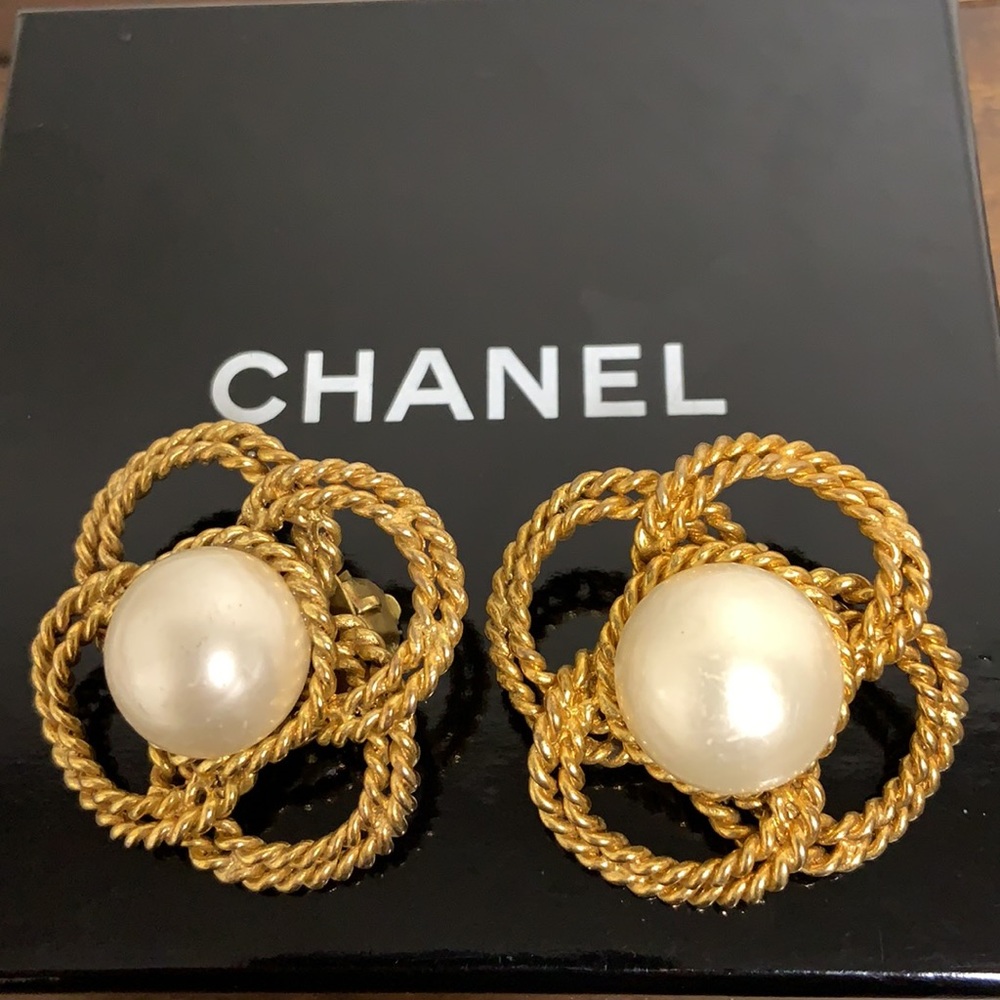 Vintage Chanel pearl camellia earrings - Picture 1 of 8